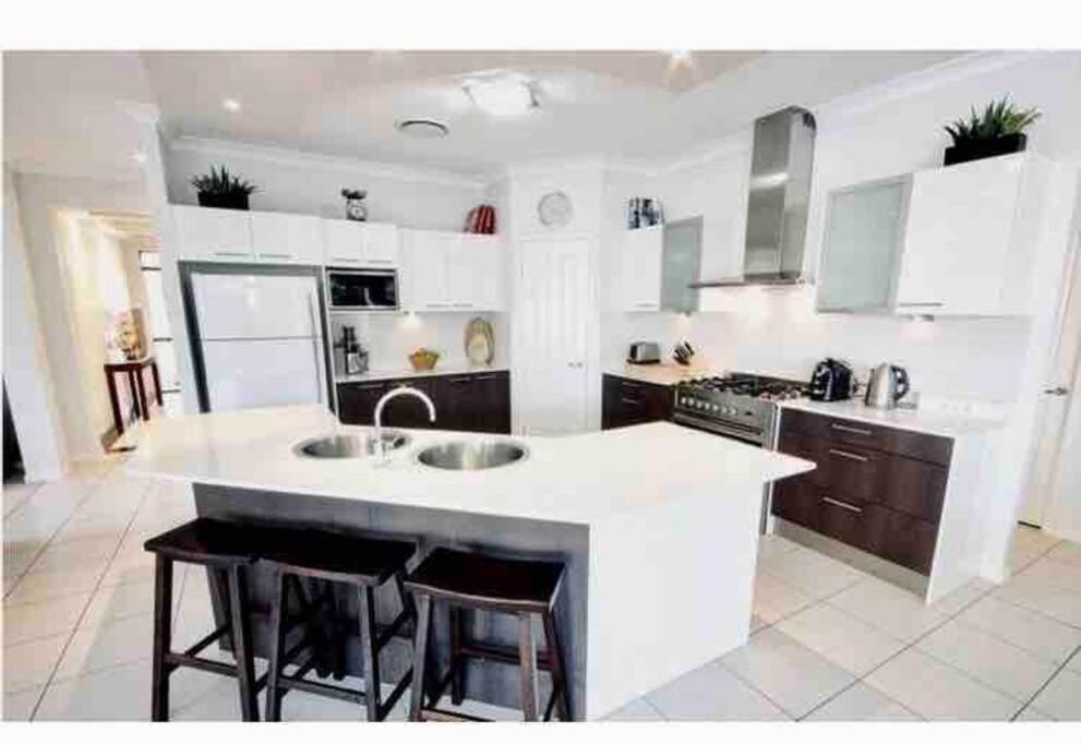 Luxury 5 Bedroom Sandstone Point