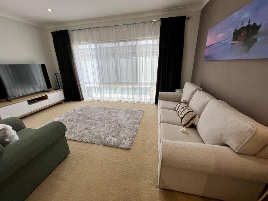 Luxury 5 Bedroom *